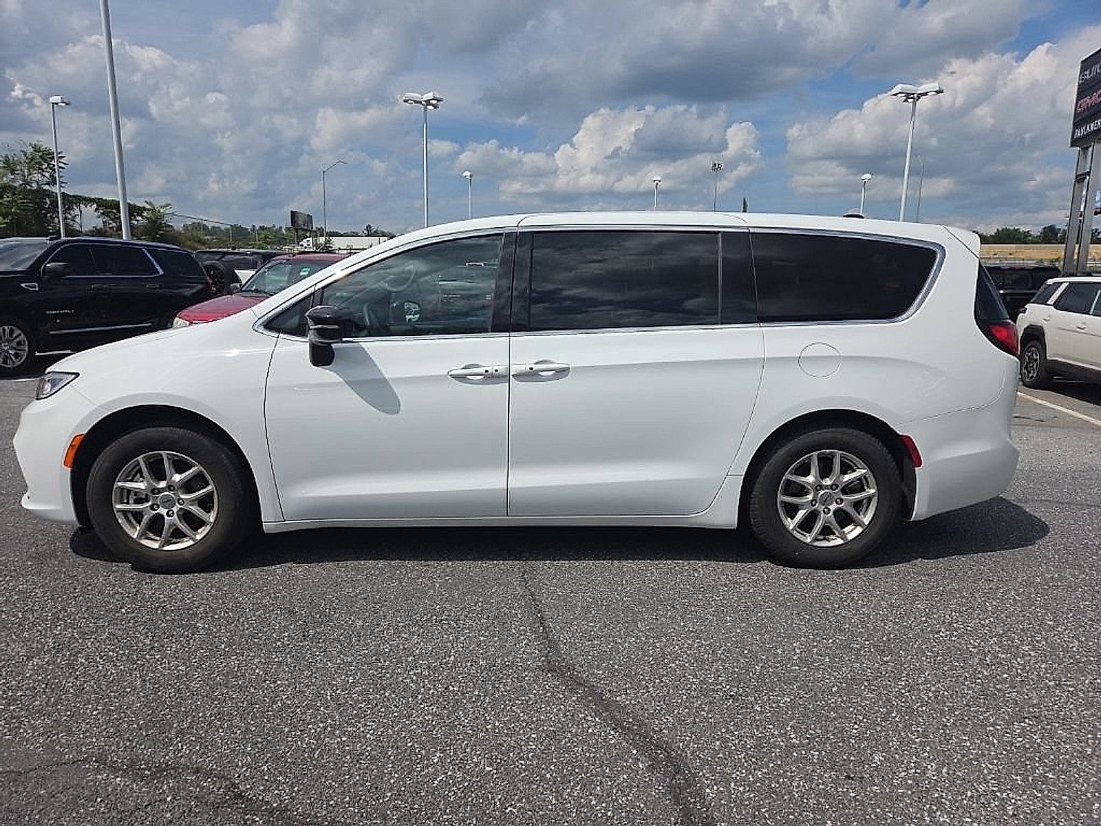 2025 Chrysler Pacifica Select