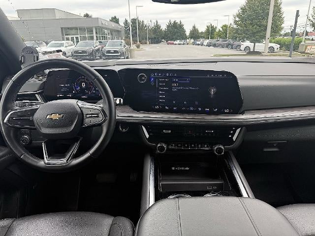 2025 Chevrolet Suburban 4WD LT