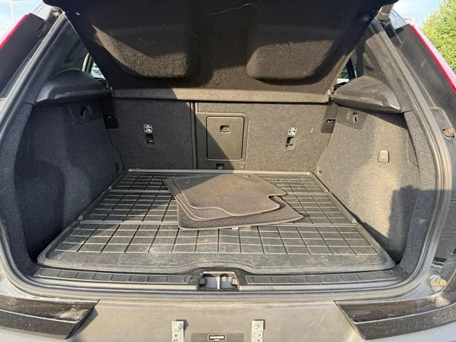 2023 Volvo XC40 B5 AWD Plus Dark Theme