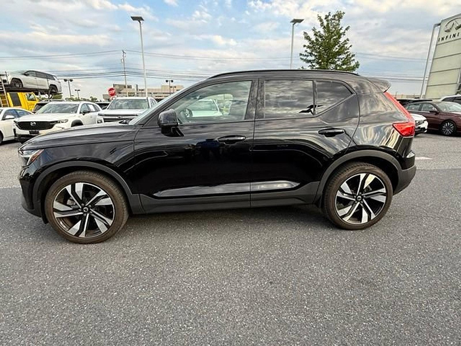 2023 Volvo XC40 B5 AWD Plus Dark Theme