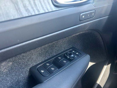 2025 Volvo XC40 B5 AWD Plus Bright Theme