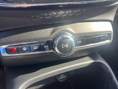2025 Volvo XC40 B5 AWD Plus Bright Theme