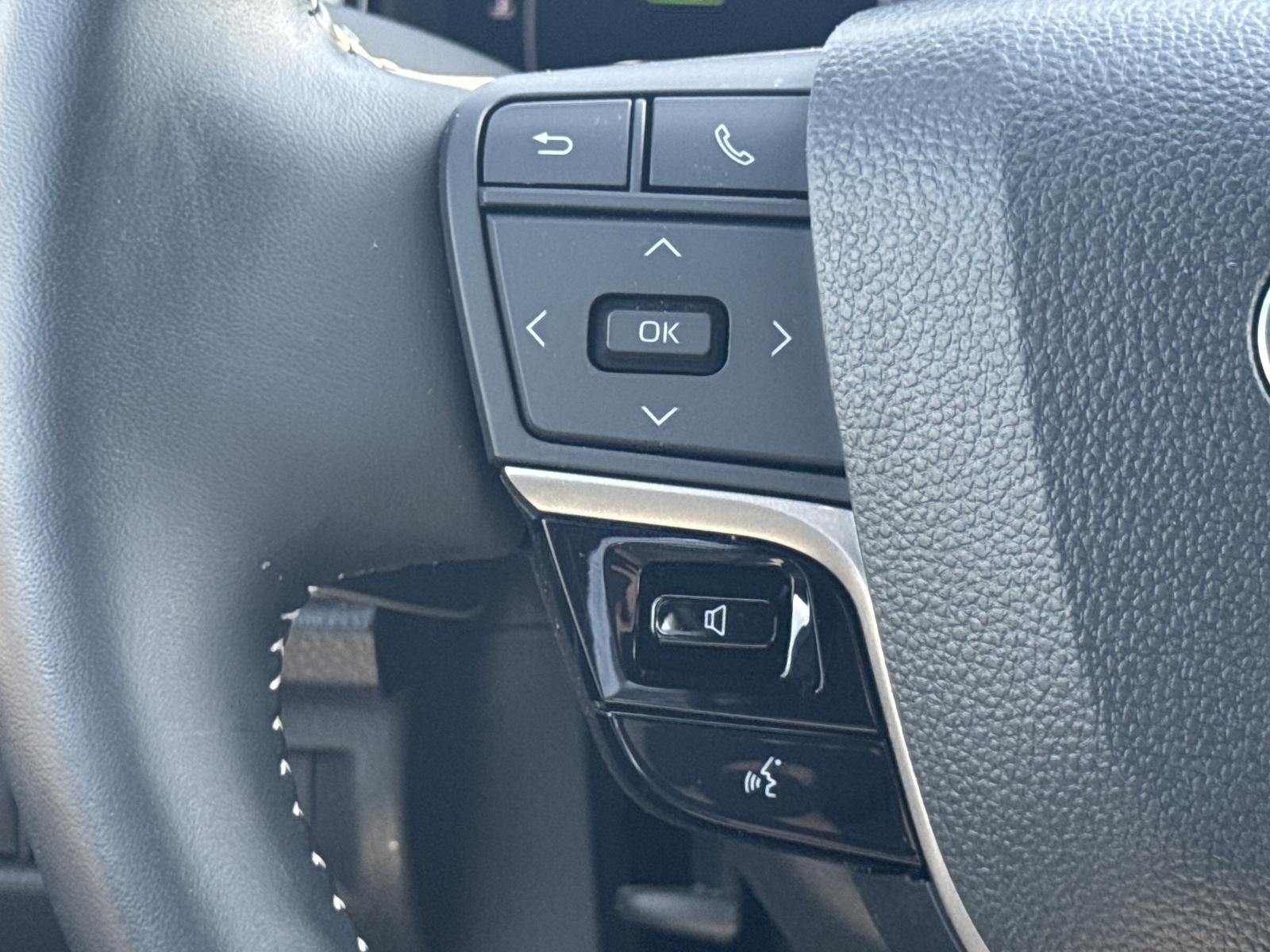 2025 Toyota Camry SE (SE)