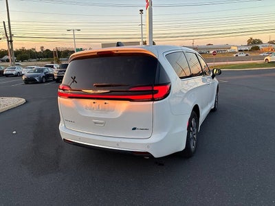 2023 Chrysler Pacifica Hybrid Touring L FWD