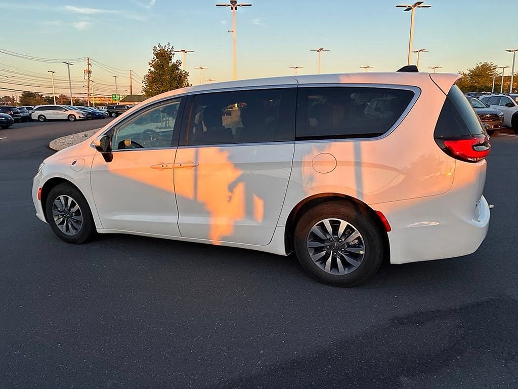 2023 Chrysler Pacifica Hybrid Touring L FWD