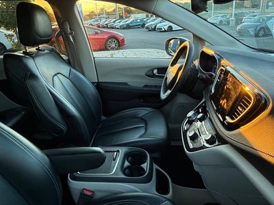 2023 Chrysler Pacifica Hybrid Touring L FWD