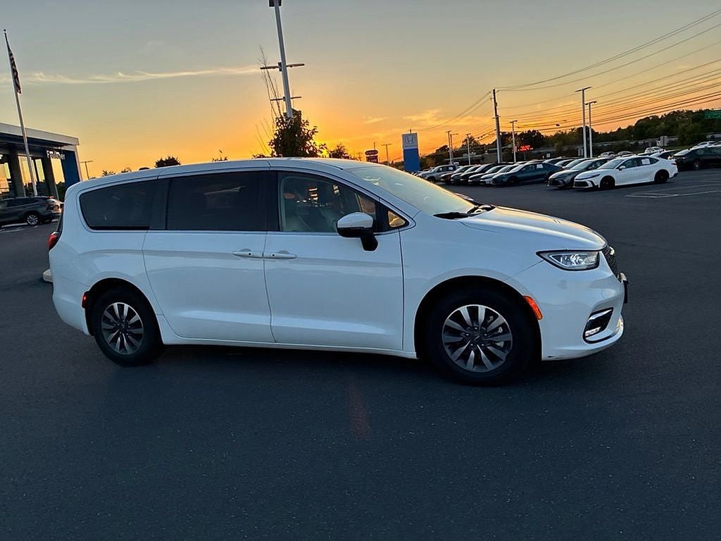 2023 Chrysler Pacifica Hybrid Touring L FWD