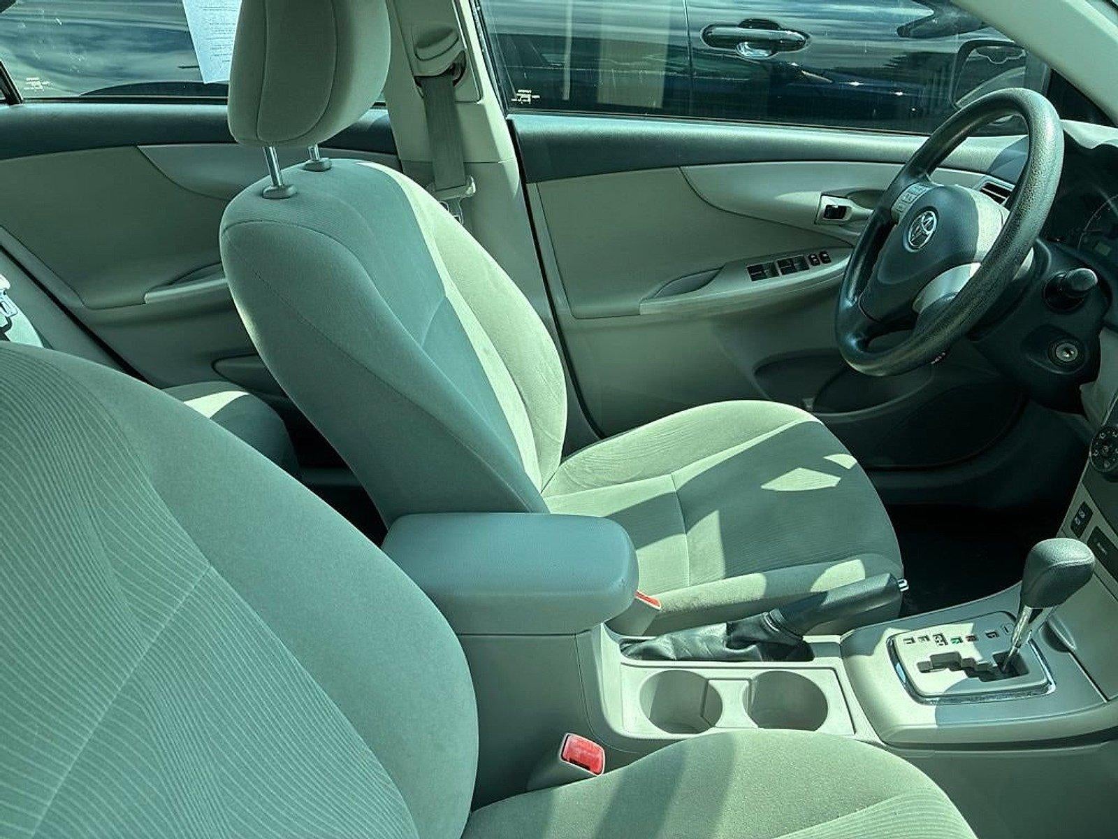 2013 Toyota Corolla 4dr Sdn Auto LE (Natl)