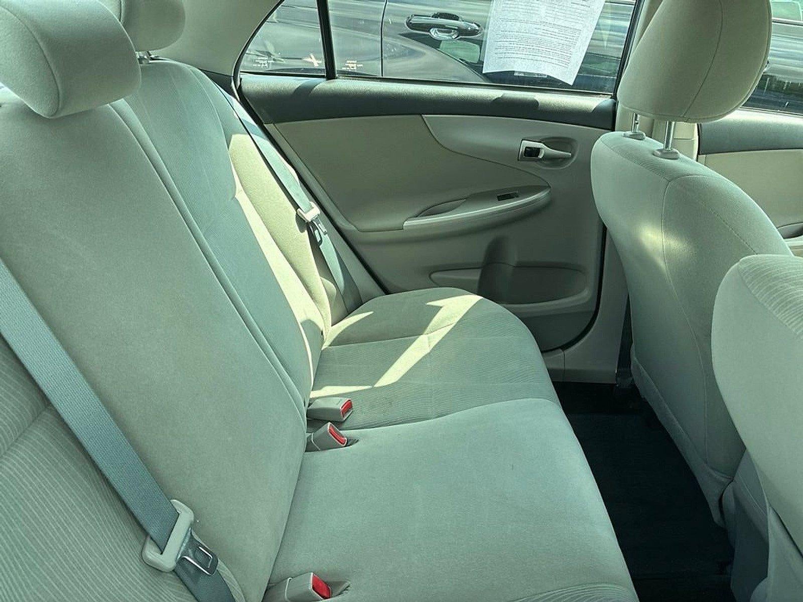 2013 Toyota Corolla 4dr Sdn Auto LE (Natl)