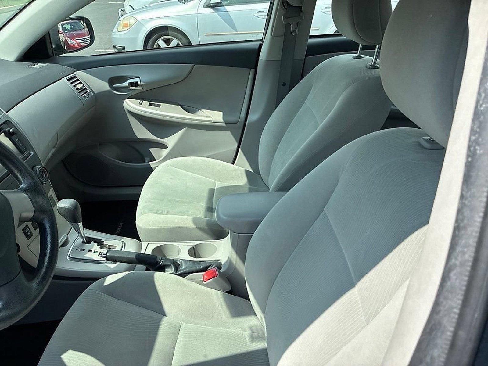 2013 Toyota Corolla 4dr Sdn Auto LE (Natl)