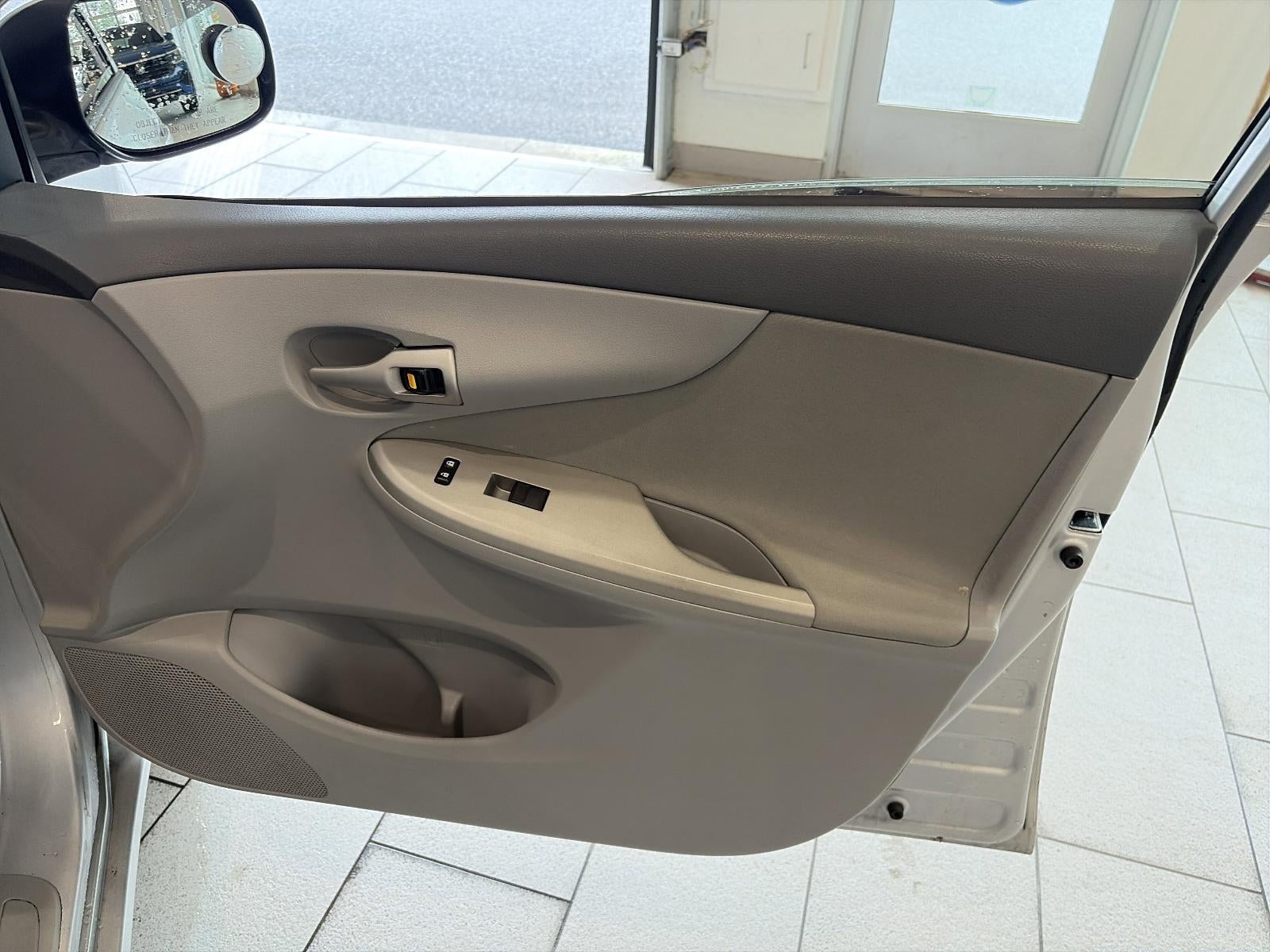 2010 Toyota Corolla 4dr Sdn Man (Natl)