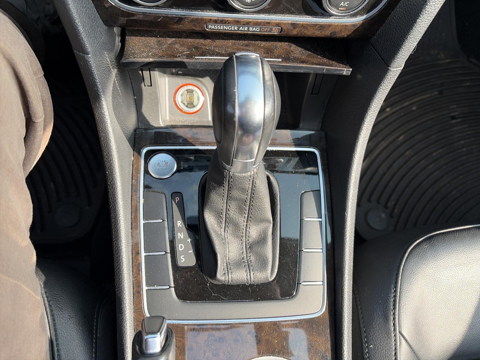 2014 Volkswagen Passat 4dr Sdn 1.8T Auto SEL Premium PZEV