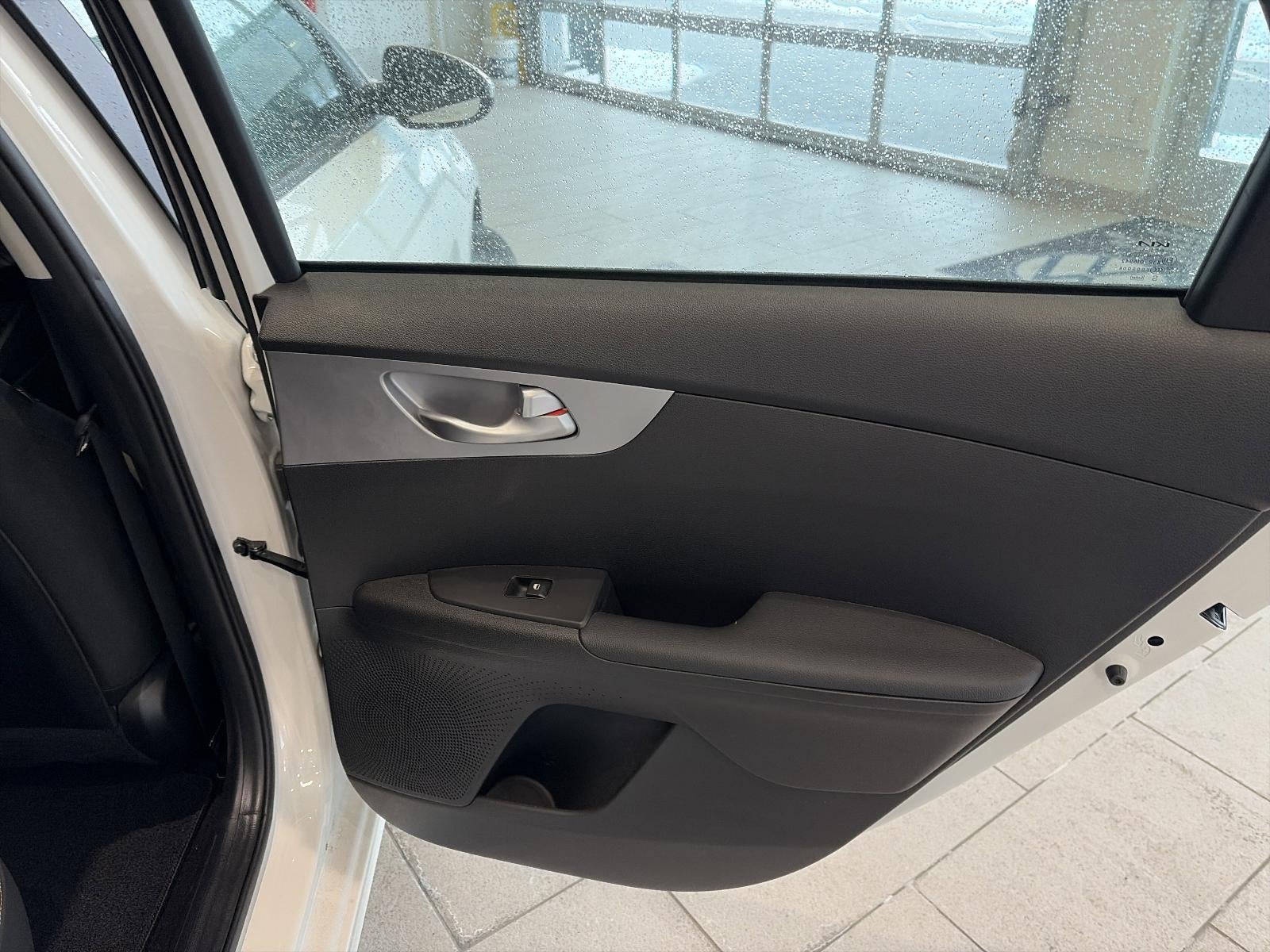 2023 Kia Forte LXS IVT