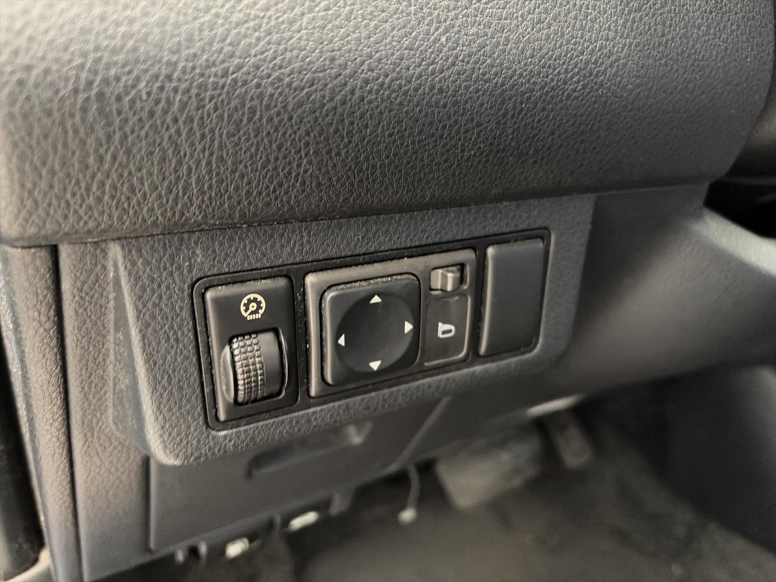 2008 Nissan Versa 5dr HB I4 Auto 1.8 S