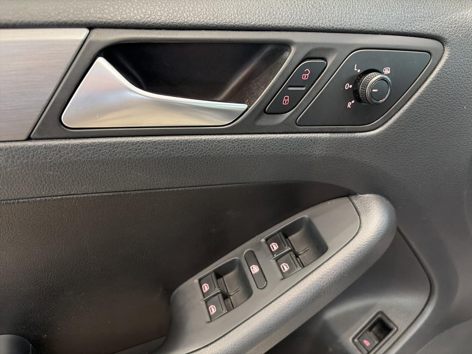 2016 Volkswagen Jetta 4dr Auto 1.8T Sport PZEV Sedan