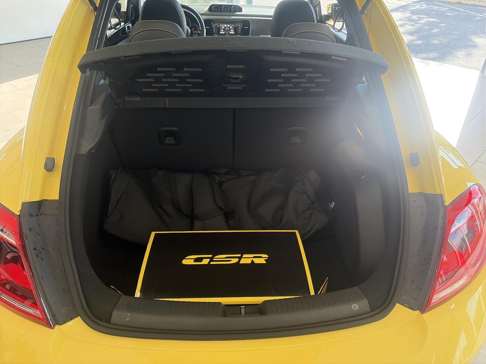 2014 Volkswagen Beetle 2dr DSG 2.0T Turbo R-Line PZEV