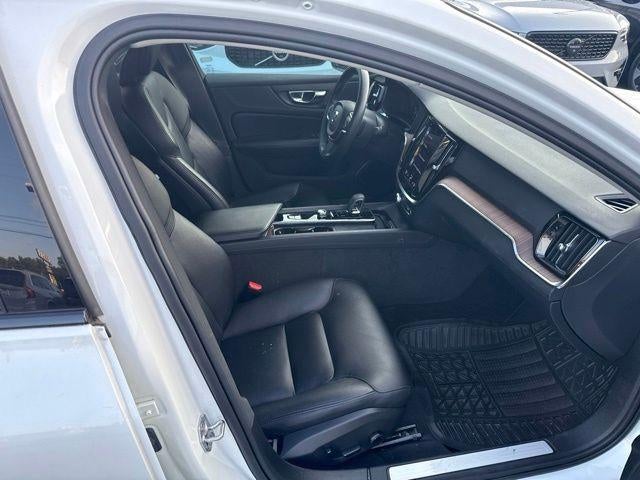 2022 Volvo S60 B5 AWD Momentum