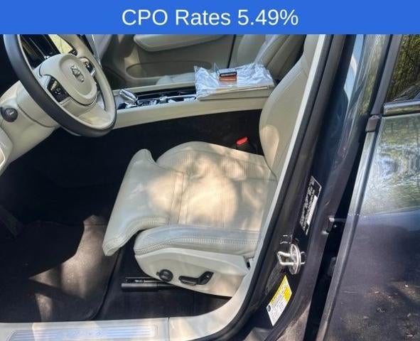 2024 Volvo XC60 B5 AWD Ultimate Dark Theme