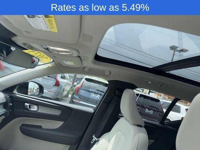 2025 Volvo XC40 B5 AWD Plus Dark Theme