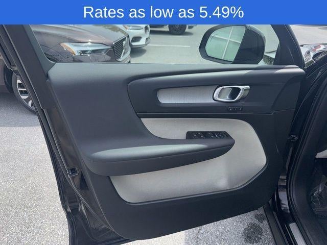 2025 Volvo XC40 B5 AWD Plus Dark Theme