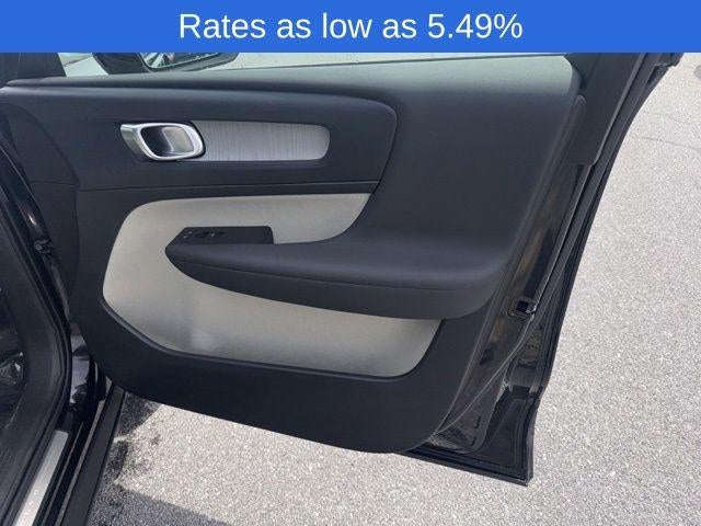 2025 Volvo XC40 B5 AWD Plus Dark Theme