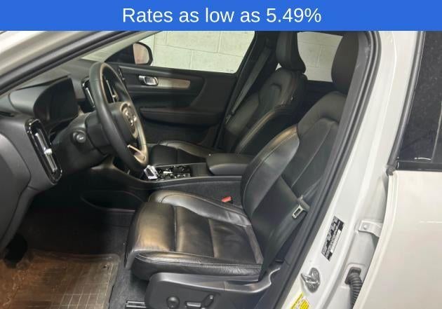 2023 Volvo XC40 B5 AWD Plus Dark Theme