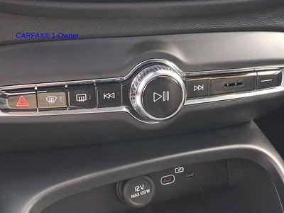2023 Volvo XC40 B5 AWD Plus Dark Theme