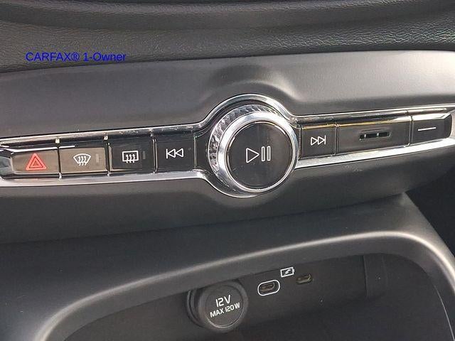 2023 Volvo XC40 B5 AWD Plus Dark Theme