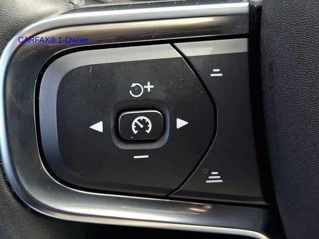 2023 Volvo XC40 B5 AWD Plus Dark Theme