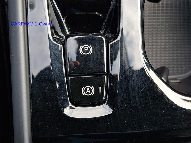 2023 Volvo XC40 B5 AWD Plus Dark Theme