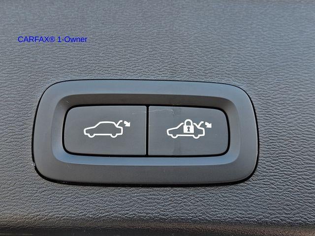2023 Volvo XC40 B5 AWD Plus Dark Theme