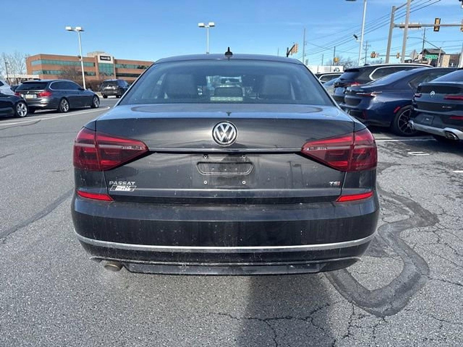 2017 Volkswagen Passat R-Line w/Comfort Pkg Auto