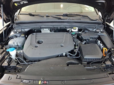 2024 Volvo XC40 B5 AWD Plus Dark Theme