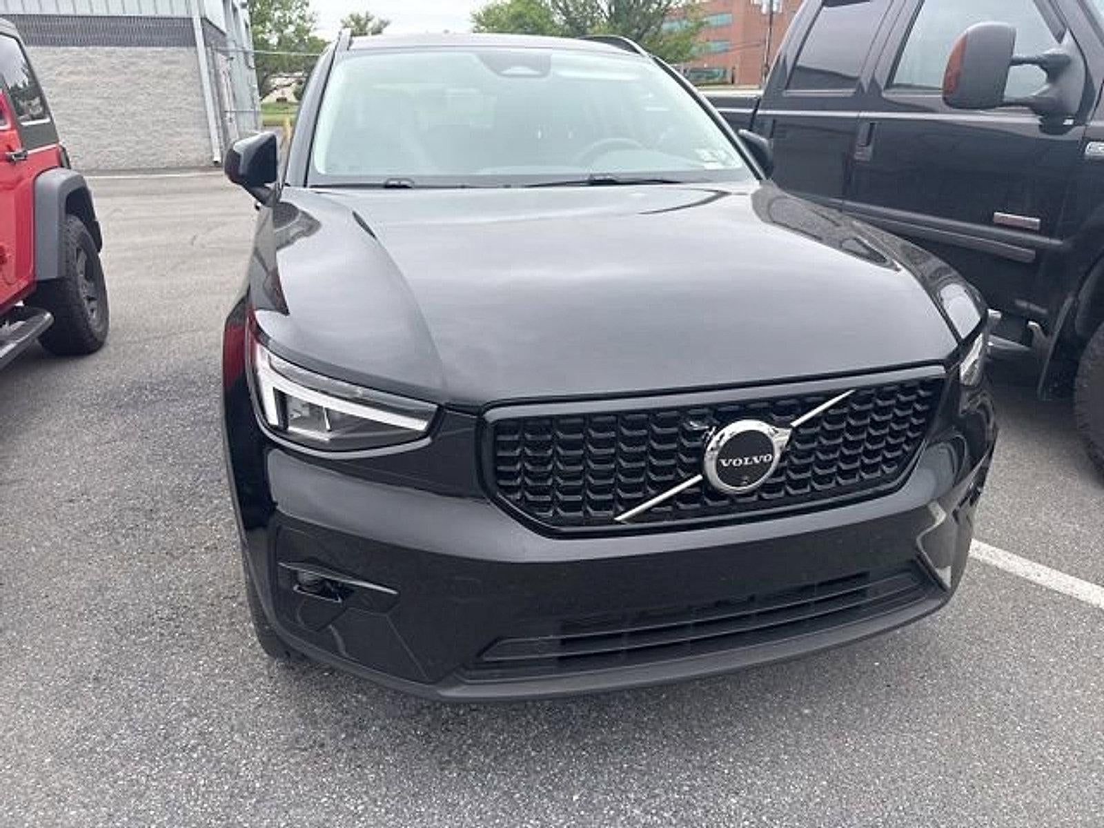 2024 Volvo XC40 B5 AWD Plus Dark Theme
