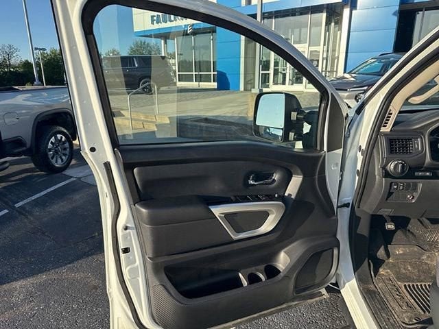 2024 Nissan TITAN Crew Cab SV 4x4