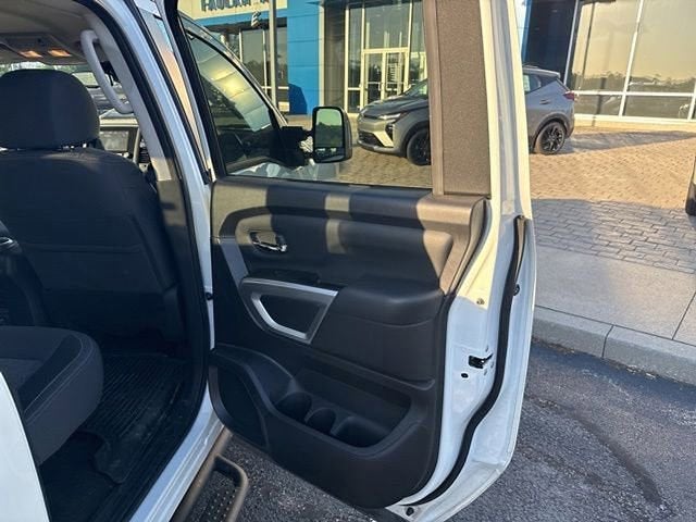 2024 Nissan TITAN Crew Cab SV 4x4