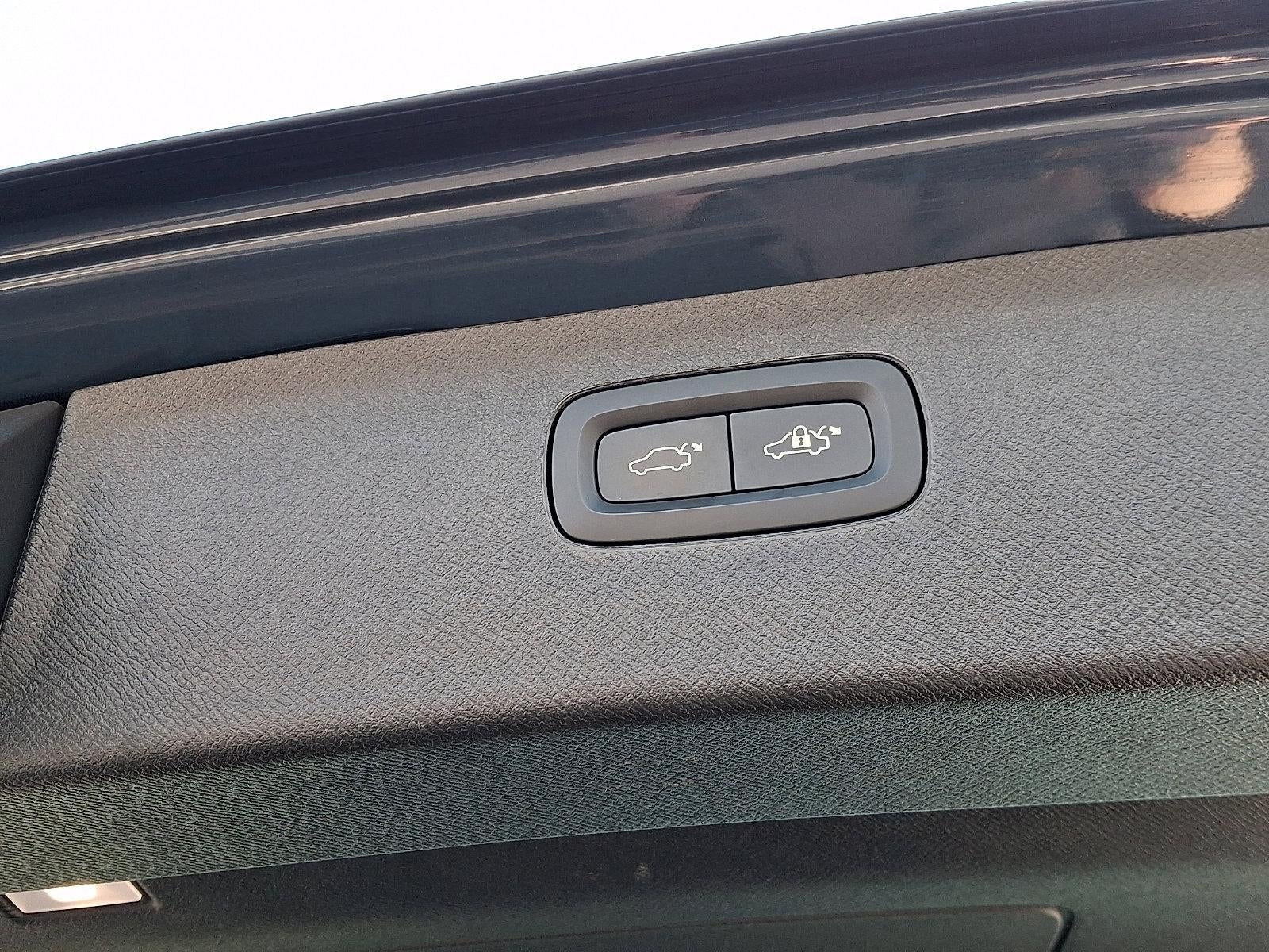 2022 Volvo XC90 T6 AWD Momentum 7P