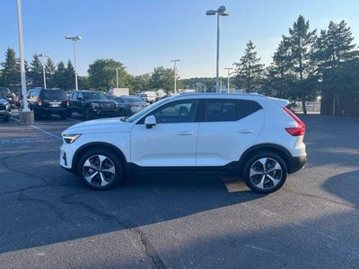 2025 Volvo XC40 B5 AWD Core Bright Theme