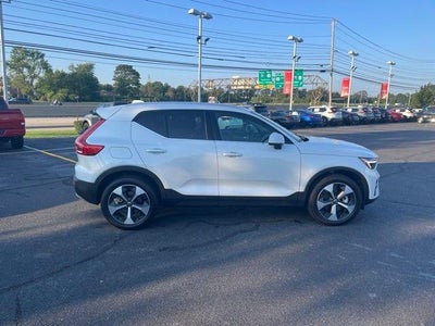 2025 Volvo XC40 B5 AWD Core Bright Theme