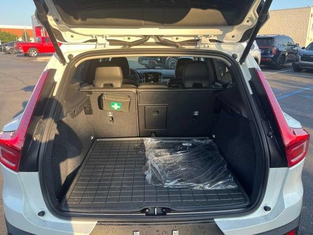 2025 Volvo XC40 B5 AWD Core Bright Theme